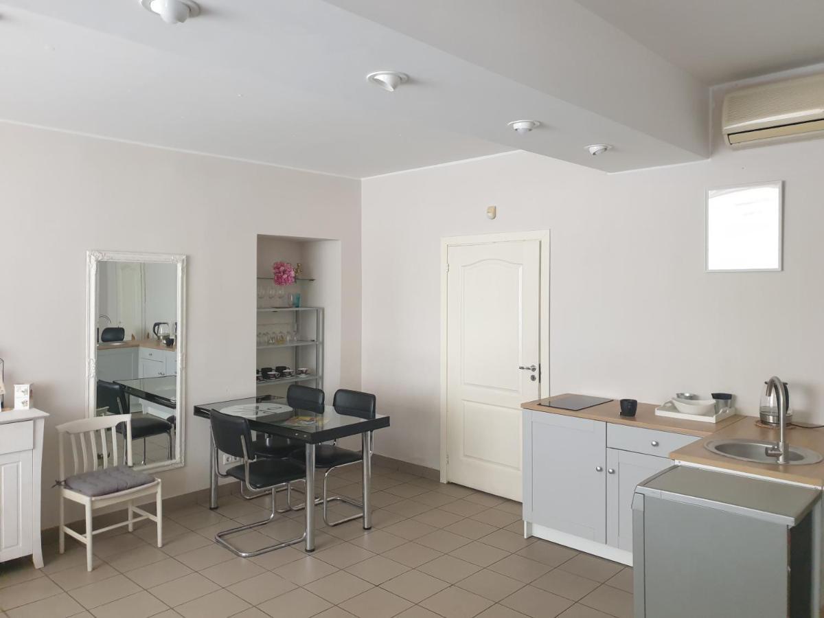Camellia Studio Apartment & Parking Riga Eksteriør bilde